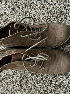 R2 light brown wedges